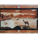 Vue du désert avec pyramides et un touareg sur son chameau